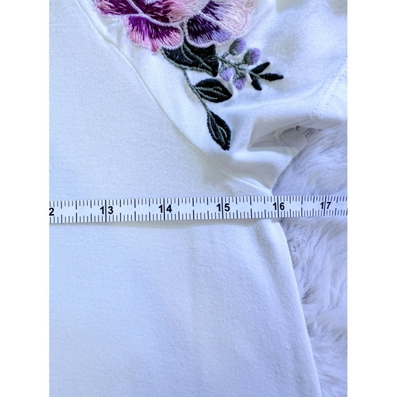 EUC | American Eagle Cold Shoulder Embroidered Tee | XS | “Soft & Sexy” Line - Picture 9 of 13